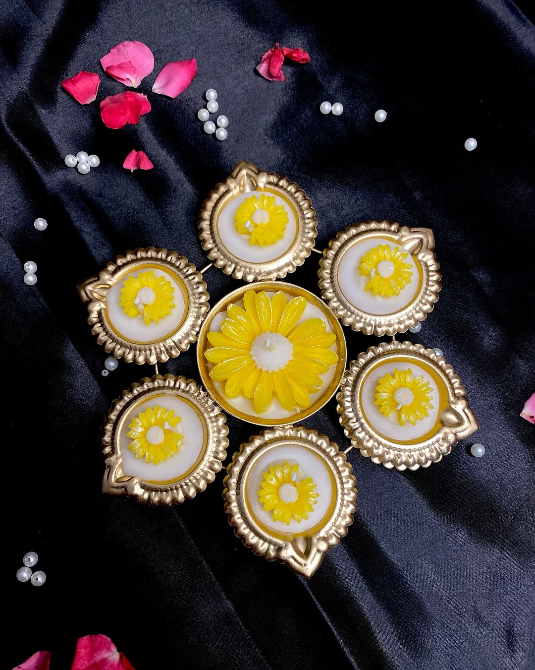 The beauty of Diwali doubles when diyas and flowers glow together in an Urli.....
